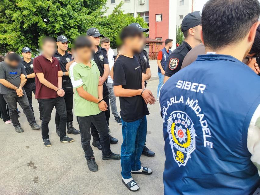 BAHİS ŞEBEKESİ ADLİYEYE SEVK EDİLDİ:  GÜNLÜK 24 MİLYON LİRA KAZANIP KRİPTOYA ÇEVİRMİŞLER