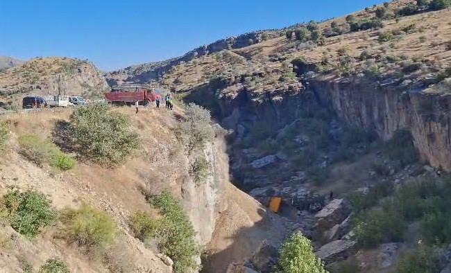Kamyon uçuruma düştü: 1 ölü