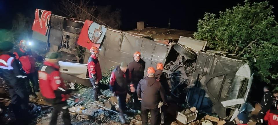 ANTALYA'DAKİ YOLCU OTOBÜSÜ KAZASINDAN ÖLÜM HABERİ GELDİ 10'U AĞIR 33 KİŞİNİN YARALANDIĞI OTOBÜS KAZASINDA 74 YAŞINDAKİ YOLCU, HASTANEDE HAYATINI KAYBETTİ