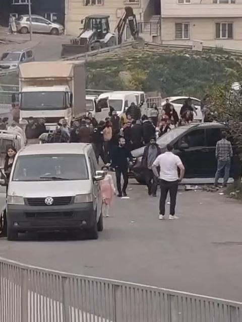 ESENYURT'TA  DÜĞÜNDE SİLAHLAR KONUŞTU: ÇOK SAYIDA YARALI VE GÖZALTILAR VAR ESENYURT'TA MAHALLE DÜĞÜNÜ SAVAŞ ALANINA DÖNDÜ: POLİSE MUKAVEMET GÖSTERDİLER