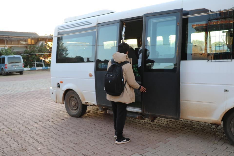 ANTALYA'DAN EĞİTİME YELKEN AÇAN TEKNE, BİR ÇOCUĞUN HAYALLERİNİ TAŞIYOR TEK ÖĞRENCİ İÇİN MAVİ YOLCULUK GİBİ OKUL SERVİSİ TEKNE İLE EVİNDEN ALINIP OKULA GÖTÜRÜLÜYOR DENİZ VE KARA SERVİSİNİ DEVLET KARŞILIYOR DENİZ YOLUYLA TARİHİN VE MAVİNİN İÇİNDEN KISKANDIRAN TAŞIMALI SİSTEM