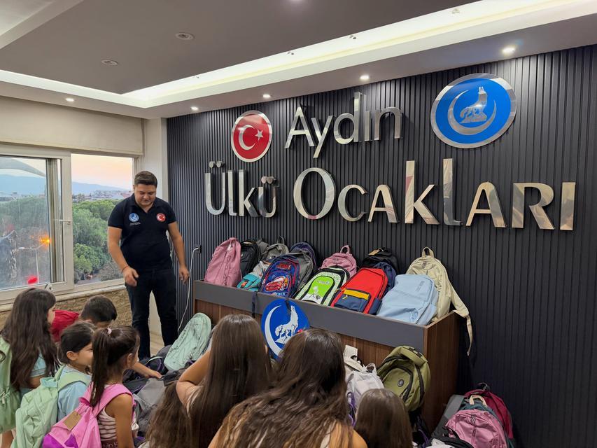 Ülkücülerden öğrencilere kırtasiye desteği