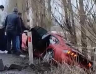 Araç yol kenarındaki ağaca çarptı: 2 ölü, 5 yaralı