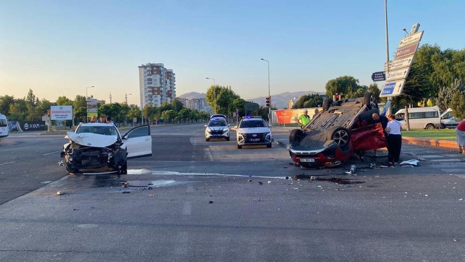Çarpışan otomobillerden biri takla attı: 2 yaralı