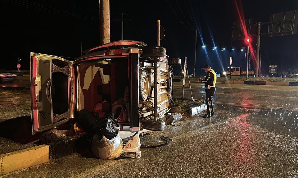 Otomobil ile hafif ticari araç çarpıştı: 1 ölü, 5 yaralı