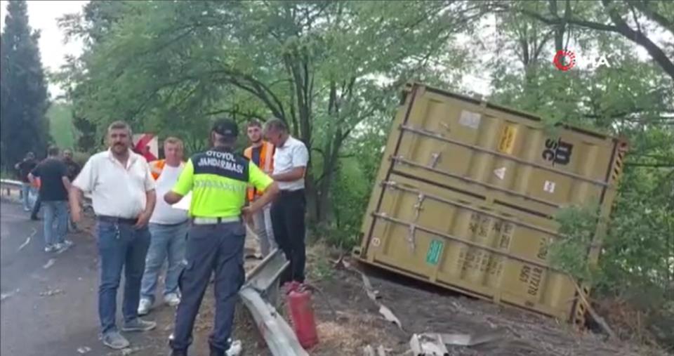 Otoyol girişinde tır devrildi