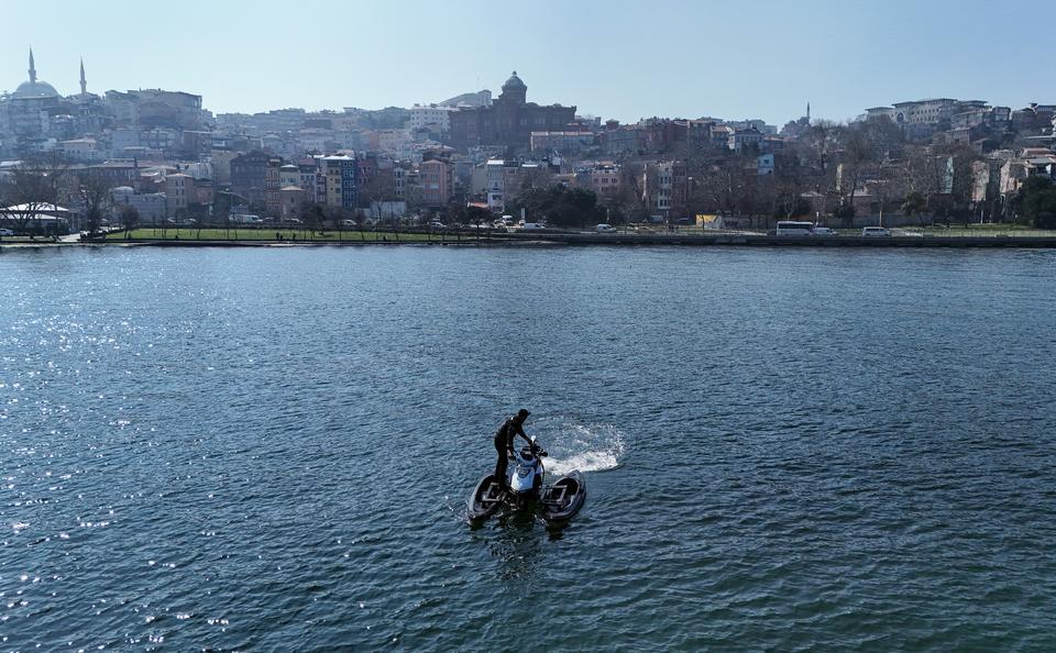 İSTANBUL'DA HEM DENİZDE HEM KARADA GİDEBİLEN MOTOSİKLET YAPTI