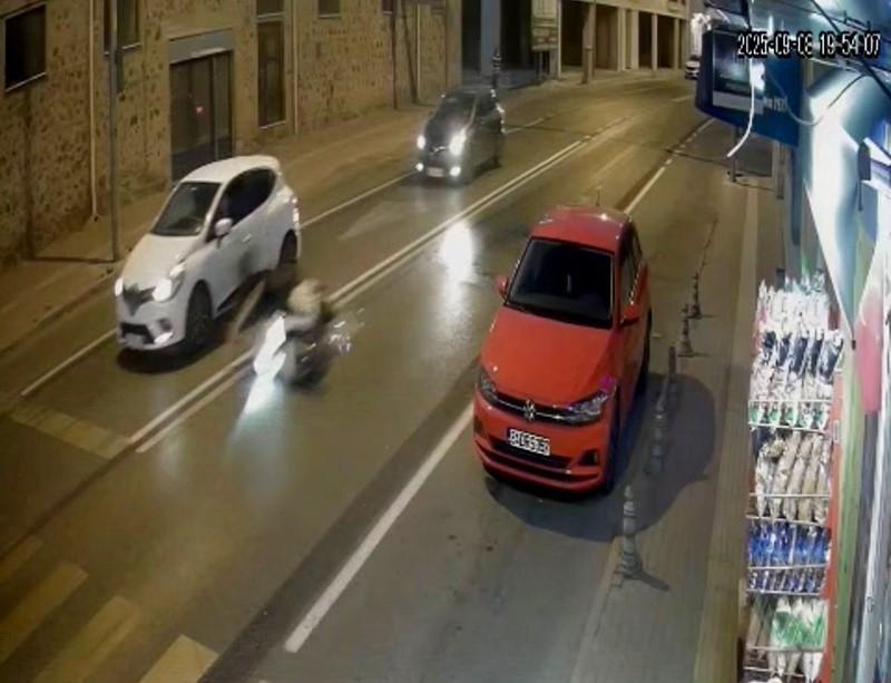 Motosiklet kazası kameraya yansıdı