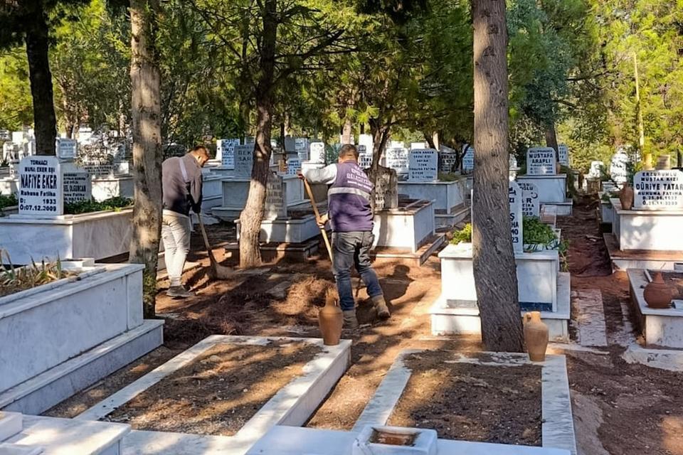 Efeler’in  ekipleri mezarlıklarda çalışmasını sürdürüyor