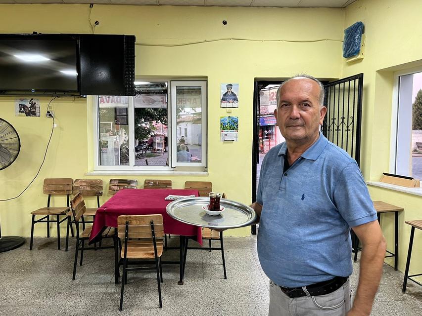 KAHVEHANE SAHİPLERİNİN REKABETİ MÜŞTERİYE YARADI AYDIN'IN BU MAHALLESİNDE ÇAYA 3 YILDIR ZAM YAPILMIYOR