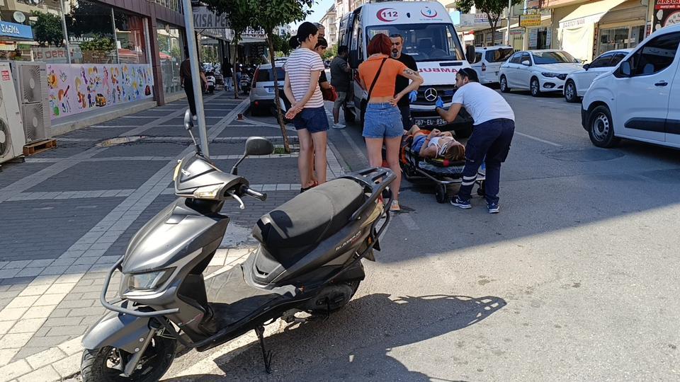 DEVRİLEN MOTOSİKLETTEKİ 2 ALMAN TURİST YARALANDI KAZA ANI GÜVENLİK KAMERALARINA SANİYE SANİYE YANSIDI MOTOSİKLET DEVRİLDİKTEN SONRA ÇARPTIĞI OTOMOBİLİN ARKASINDAKİ 'DİKKAT ACEMİ SÜRÜCÜ' DİKKAT ÇEKTİ