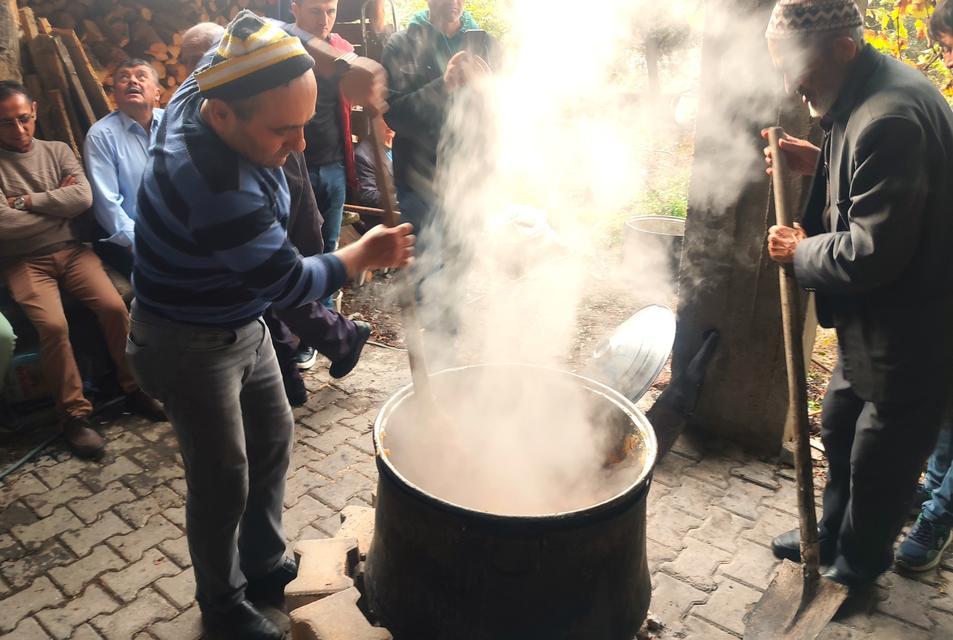 MANİSA'DA 3 BİN YILLIK GELENEK DEVAM EDİYOR ANADOLU'NUN EN YAYGIN GELENEKLERİNDEN BİRİ OLAN ÖLÜ HELVASI GELENEĞİ DEVAM EDİYOR ÖLÜ HELVASI, KÖZ ATEŞİNDE BÜYÜK KAZANLAR İÇİNDE UN, SU VE ŞEKER KARIŞIMININ SÜREKLİ KARIŞTIRILMASIYLA YAPILIYOR