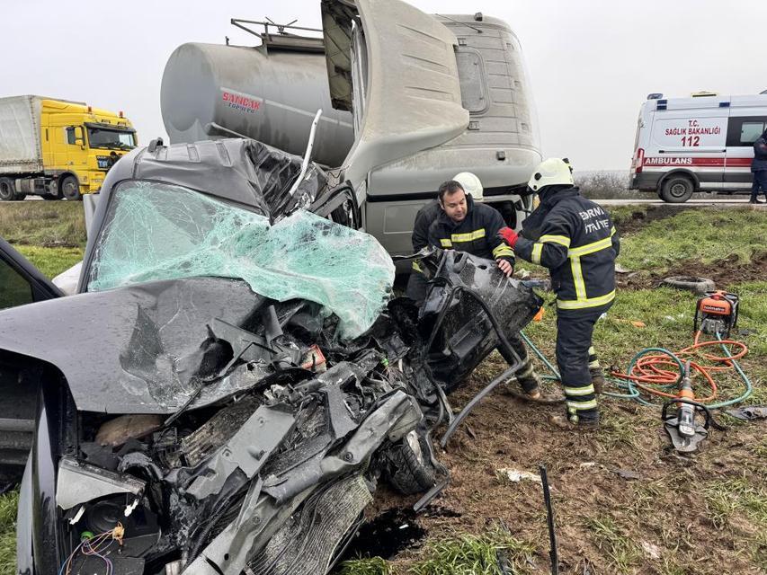 Tırın çarptığı otomobil hurdaya döndü, sürücü kurtarılamadı