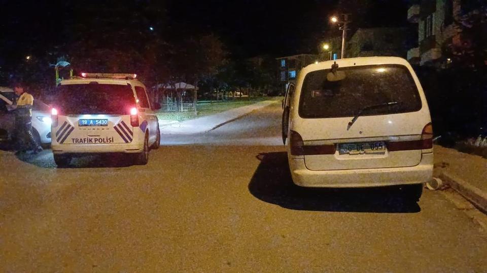 "Dur" ihtarına uymadı, araçla polis memuruna çarpıp kaçtı