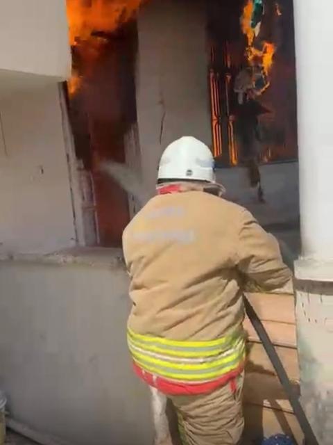 Müstakil ev alevlere teslim oldu