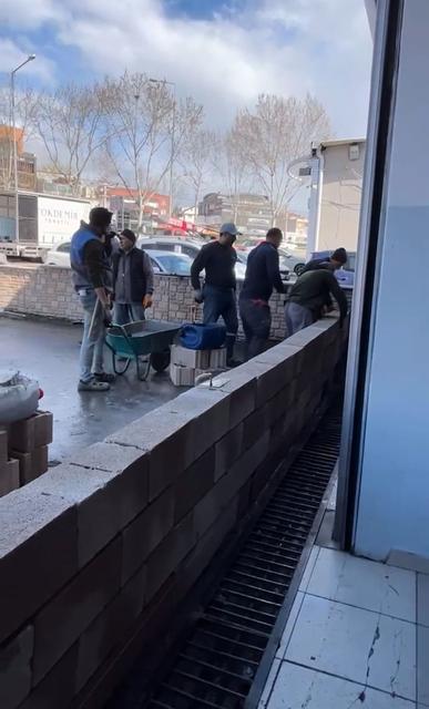 DÜKKANIN ÖNÜNE DUVAR ÖRDÜ, KİRACISI İSYAN ETTİ: "BİZİ AÇIK CEZAEVİNE ÇEVİRDİ" 3 ORTAKTAN BİRİ OLAN YER SAHİBİ, İDDİAYA GÖRE KİRACIYI ÇIKARMAK İÇİN OTO LASTİKÇİ DÜKKANININ ÖNÜNE DUVAR ÖRDÜRDÜ