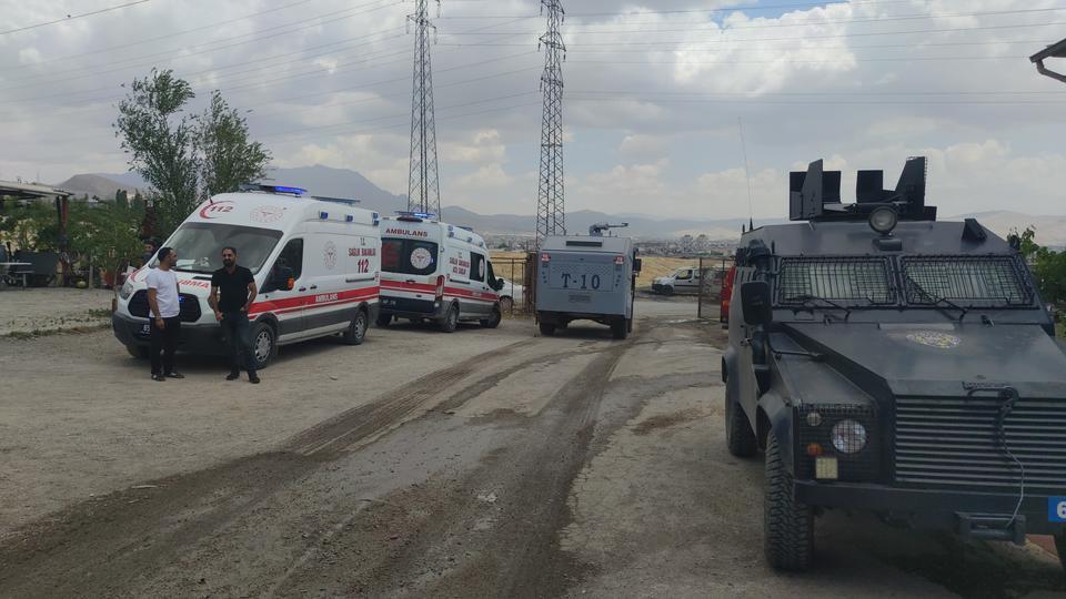 VAN'DA GERİ DÖNÜŞÜM TESİSİNDE ÇIKAN YANGINA İTFAİYE EKİPLERİ VE TOMA'DAN MÜDAHALE
