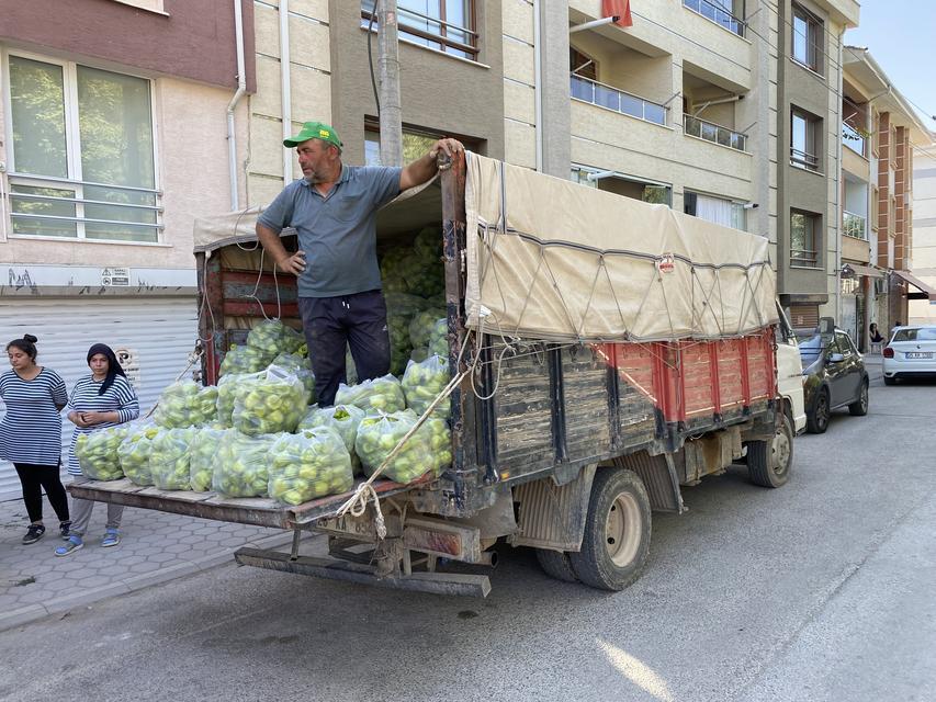 Yaklaşık 5 ton dolma biberi ücretsiz dağıttı