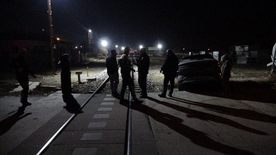 Yük treni hemzemin geçitte otomobile çarptı