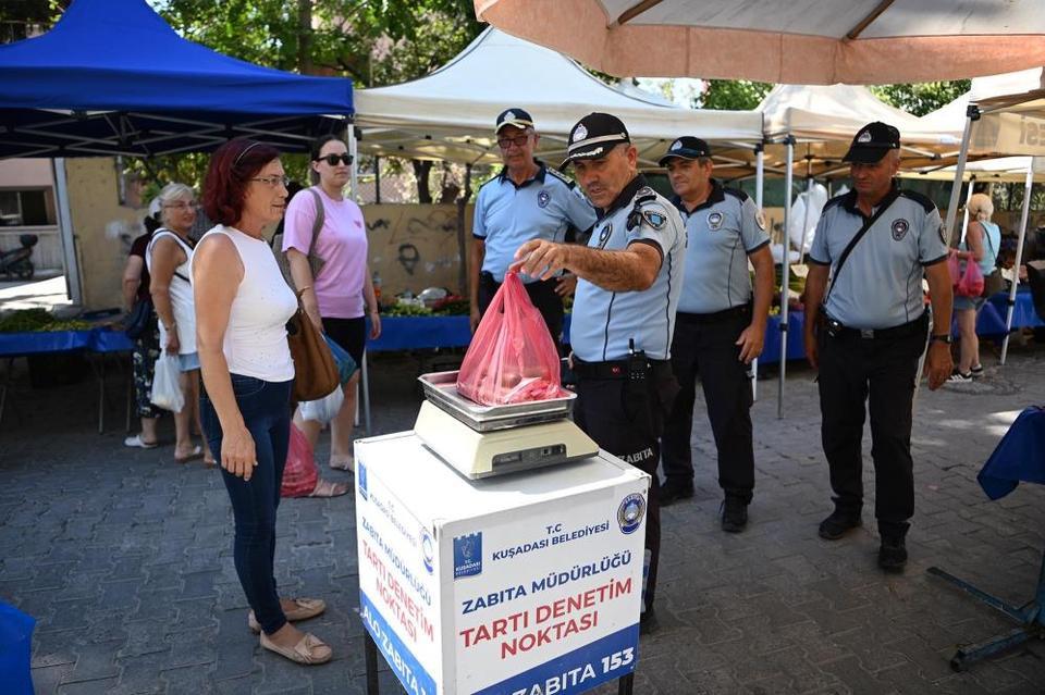 Kuşadası zabıtasından pazar denetimi