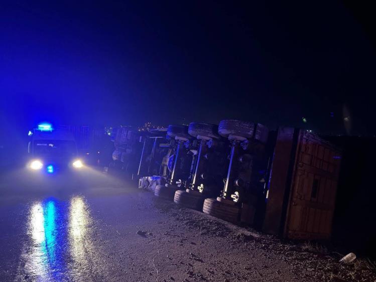 Devrilen tırın sürücüsü yaralandı