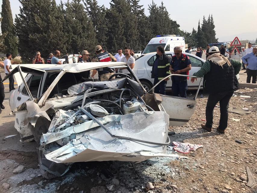 LASTİĞİ PATLAYAN OTOMOBİL DUVARA ÇARPTI: 1 ÖLÜ