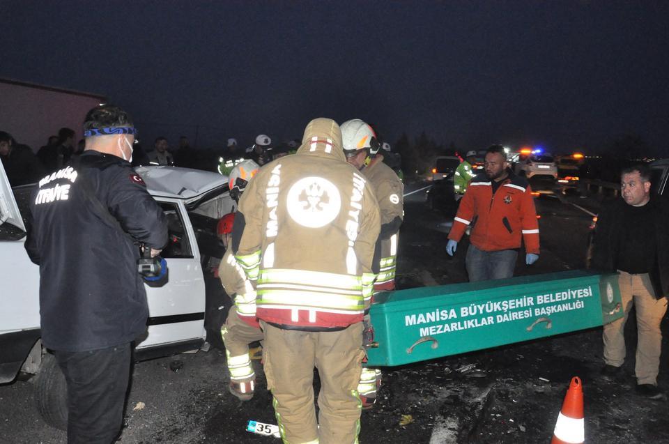 MANİSA'DA FECİ KAZA: 2 ÖLÜ, 5 YARALI