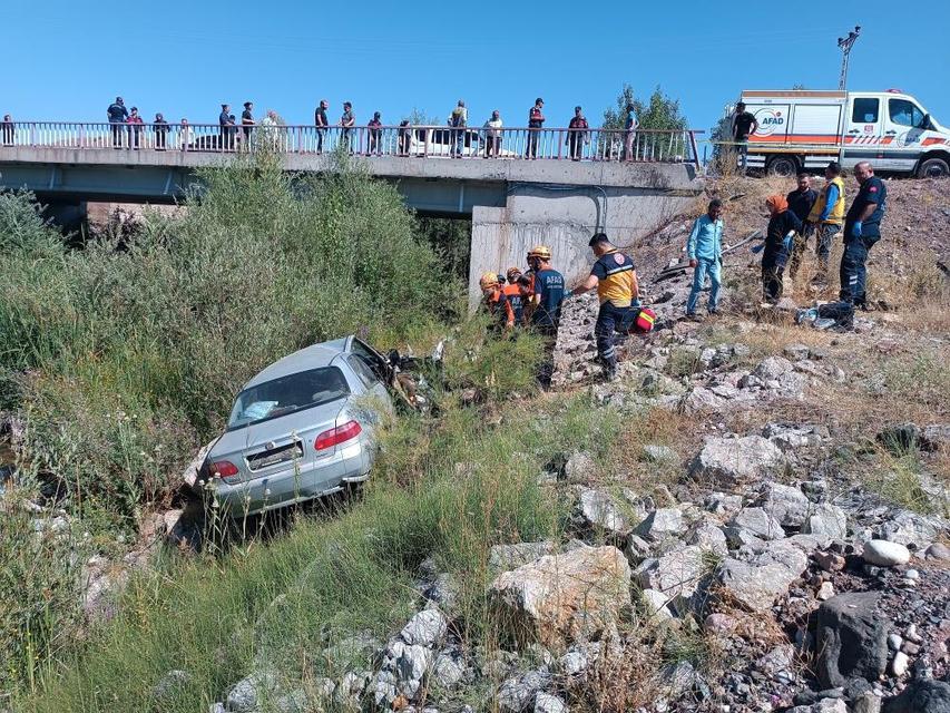 Otomobil dere yatağına uçtu: 2 ölü
