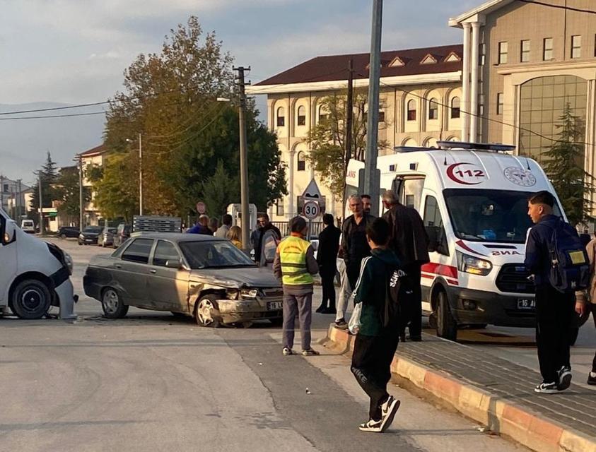 Ara sokaktan çıkan servis kazaya sebep oldu