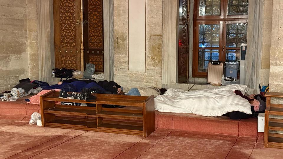 İstanbullular geceyi cami avluları ve parklarda geçirdi