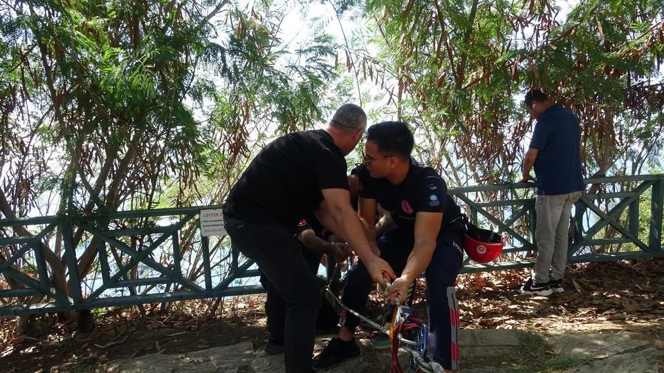 ANTALYA'DA KAYIP OLARAK ARANAN KADININ CANSIZ BEDENİ 35 METRELİK FALEZLERİN DİBİNDE BULUNDU GÜVENLİK KAMERALARINDAN GİDİŞ YÖNÜ TAKİP EDİLDİ, ÖLÜM HABERİNİ ALAN EŞİ GÖZYAŞLARINA BOĞULDU