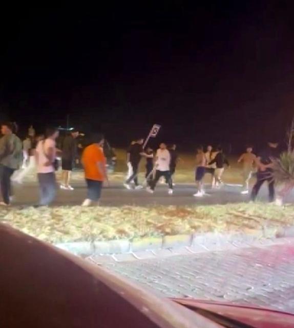 SAKARYA'DA 'YAN BAKTIN' KAVGASI KANLI BİTTİ: POLİS YARALANDI, 3 TUTUKLAMA