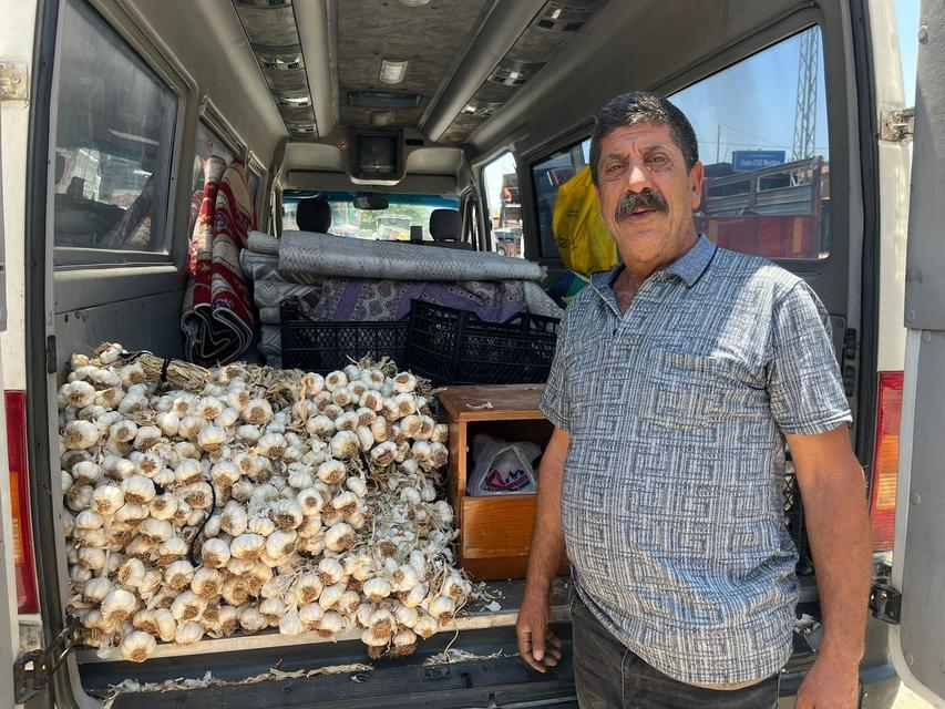 MİNİBÜSÜYLE ÜÇ İL GEZİP, AİLESİNE BAKIYOR