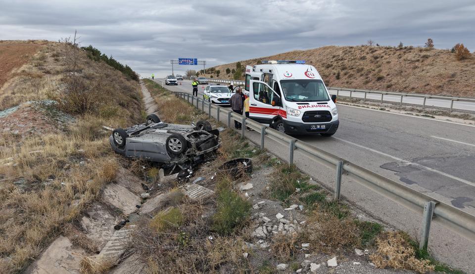 Otomobil şarampole devrildi: 7 yaralı