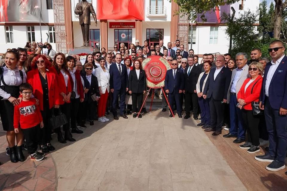 CHP Aydın'dan Atatürk anıtına çelenk