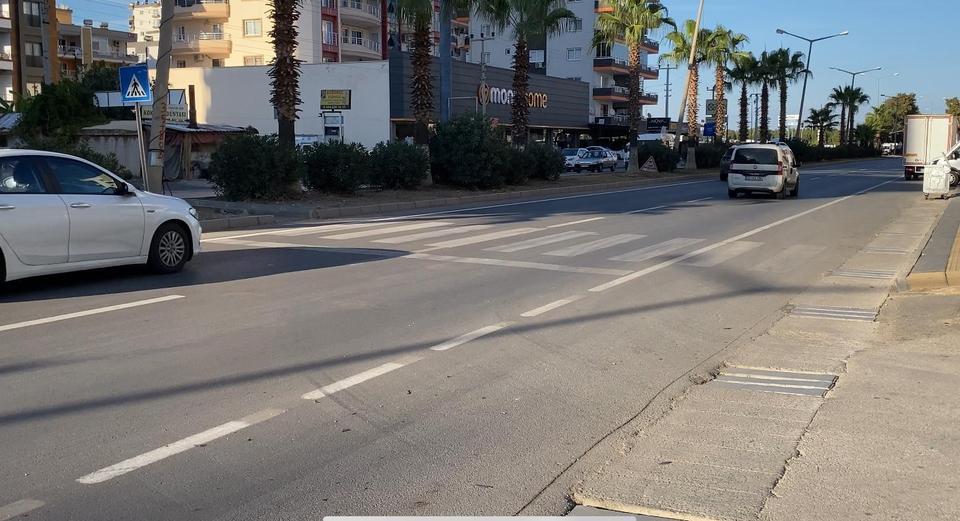 Yaya geçidinde çocuğa otomobil çarptı