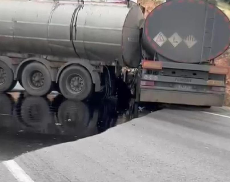 2 tanker çarpıştı, tonlarca yakıt yola döküldü