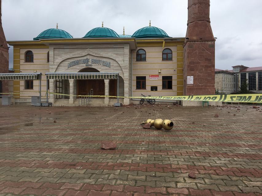 SİVAS'TA CAMİ MİNARESİNE YILDIRIM DÜŞTÜ