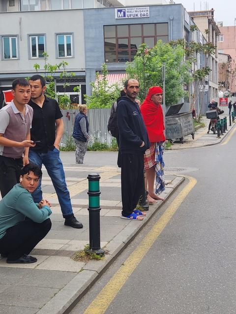 DEPREME HAMAMDA YAKALANDI, SOKAĞA PEŞTAMALLA ÇIKTI DEPREMDE BEŞİK GİBİ SALLANAN SAKARYA'DA VATANDAŞLAR SOKAĞA DÖKÜLDÜ