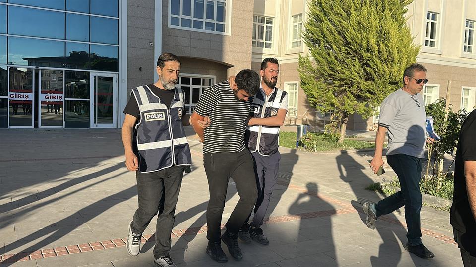 Evine gelen adamı öldürdü
