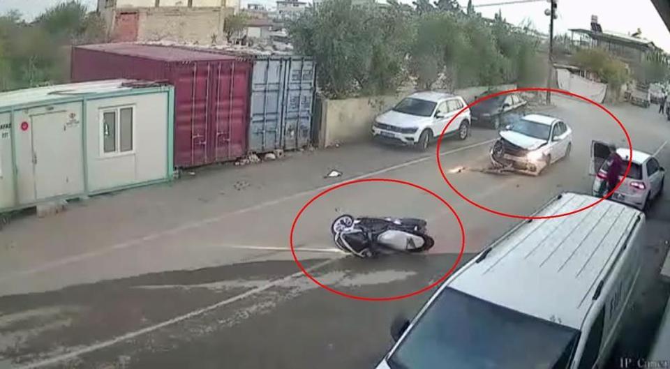 Otomobille çarpışan motosiklet sürücüsü havada taklalar attı