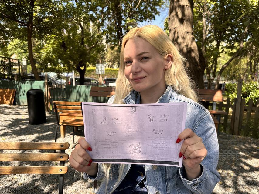 İNTERNETTEN TANIŞTIĞI ADAMA 55 MİLYON LİRASINI KAPTIRAN GENÇ KADIN ÖLÜM TEHDİTLERİ ALDIĞINI İDDİA ETTİ DOLANDIRICILIK İLE İLGİLİ HUKUK SÜRECİNİ SÜREN FATMA KOVAN, TEHDİT İDDİALARIYLA İLGİLİ SAVCILIĞA SUÇ DUYURUSUNDA BULUNDU ESKİ EŞİNİN UKRAYNA'DAN ALDIĞI ECZACILIK DİPLOMASININ DA SAHTE OLDUĞUNU ÖNE SÜRDÜ