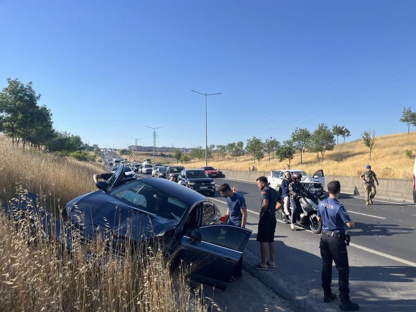 Askeri personellerin bulunduğu araç zincirleme kazaya karıştı! Yaralılar var