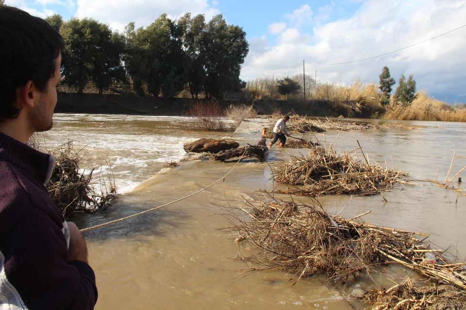 Aydın’da insanlık dersi: Sele kapılan köpeği canı pahasına kurtardı
