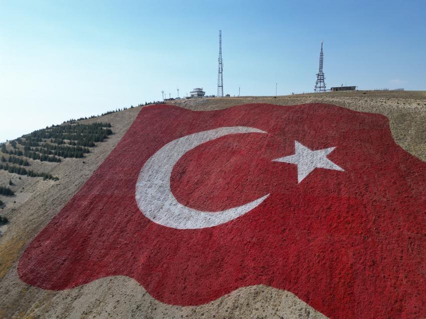 Dünyanın en büyük Türk bayrağı Ahır Dağı'na yapıldı