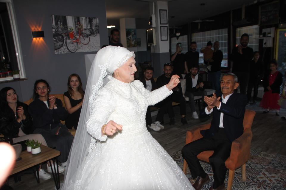 EŞİNE 45 YIL SONRA GELİNLİK GİYDİRDİ, GÖZYAŞLARINI TUTAMADI 70 YAŞINDAKİ YAŞLI ADAM, 66 YAŞINDAKİ EŞİYLE DAVULLU ZURNALI DÜĞÜN YAPTI DAMAT: "EŞİMİN İÇİNDE HEP UKDE OLARAK KALMIŞTI"