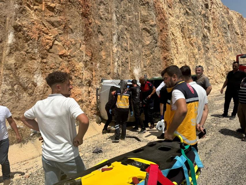 Şarampole devrilen kamyonetin sürücüsü yaralandı