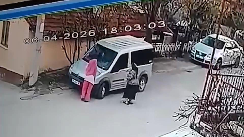Çocuklarının gözü önünde eşini arabayla ezdi