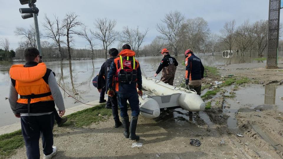 Eski belediye başkanı taşkın sularında mahsur kaldı