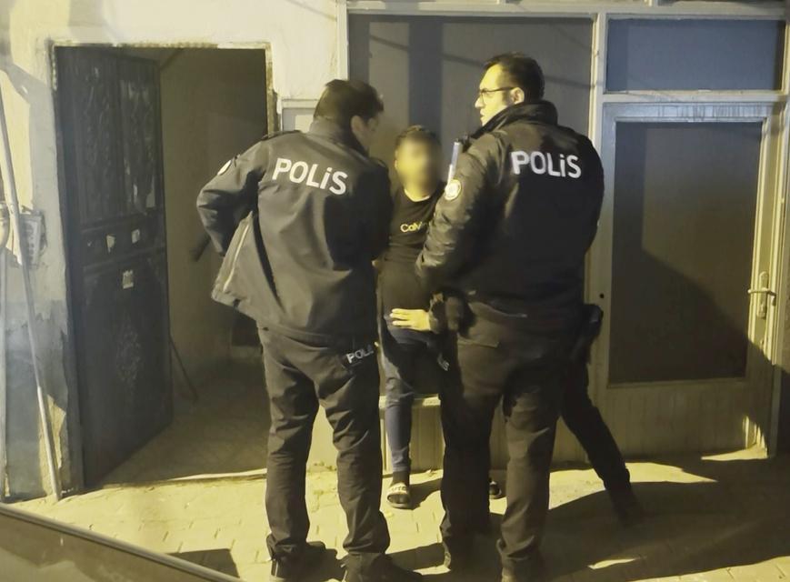 AYRILDIĞI ERKEK ARKADAŞI EVİ BASTI, KADIN ALT KATIN BALKONUNA ATLADI BALKONLARDA MAHSUR KALAN YARALI ANNE İLE KIZI İTFAİYE MERDİVENİYLE KURTARILDI